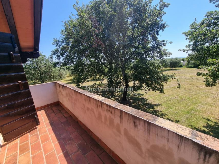 Parenzo, dintorni - proprietà con casa in pietra