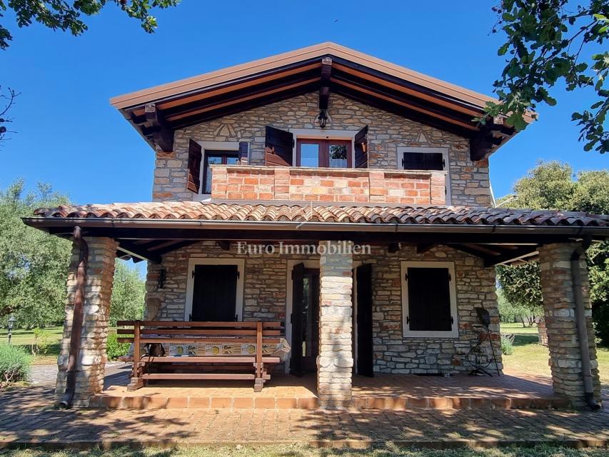 Parenzo, dintorni - proprietà con casa in pietra