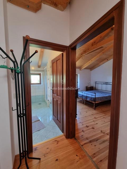 Parenzo, dintorni - proprietà con casa in pietra