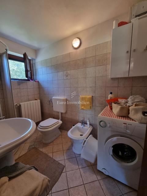 Parenzo, dintorni - proprietà con casa in pietra