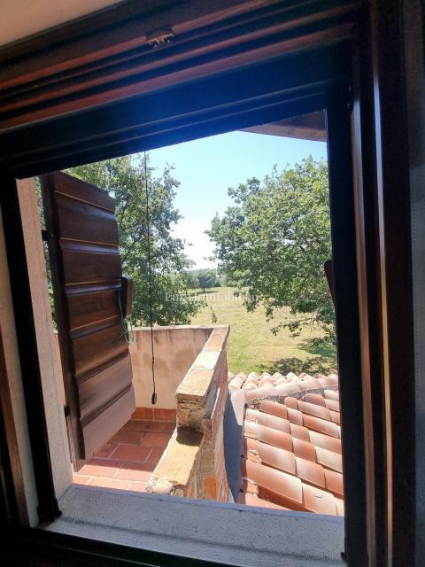 Parenzo, dintorni - proprietà con casa in pietra