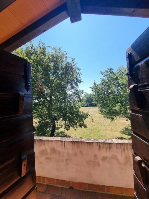 Parenzo, dintorni - proprietà con casa in pietra