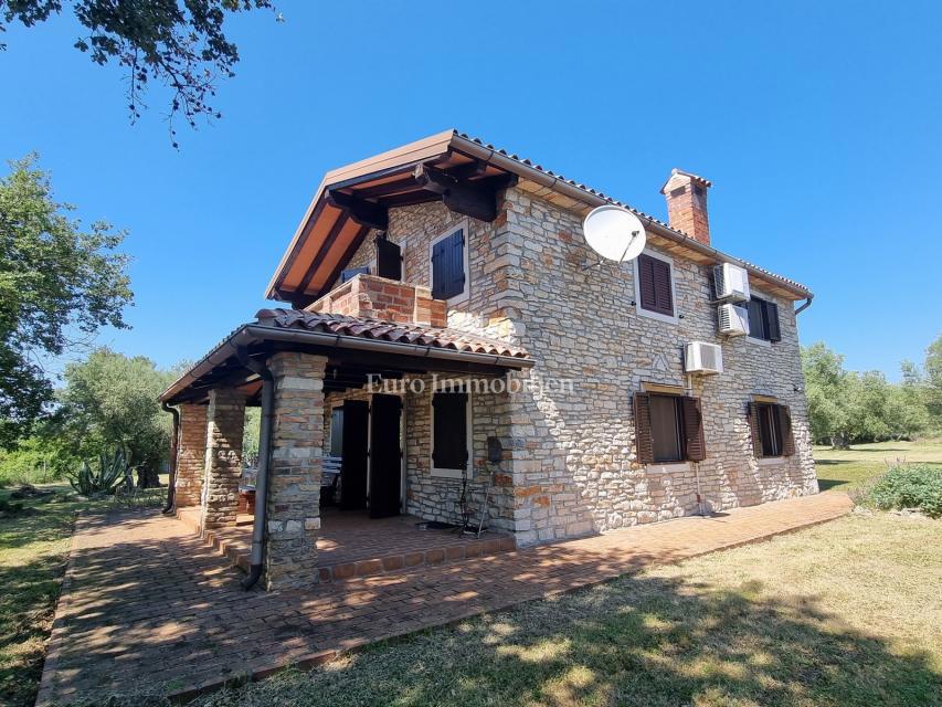 Parenzo, dintorni - proprietà con casa in pietra