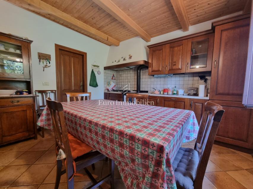 Parenzo, dintorni - proprietà con casa in pietra