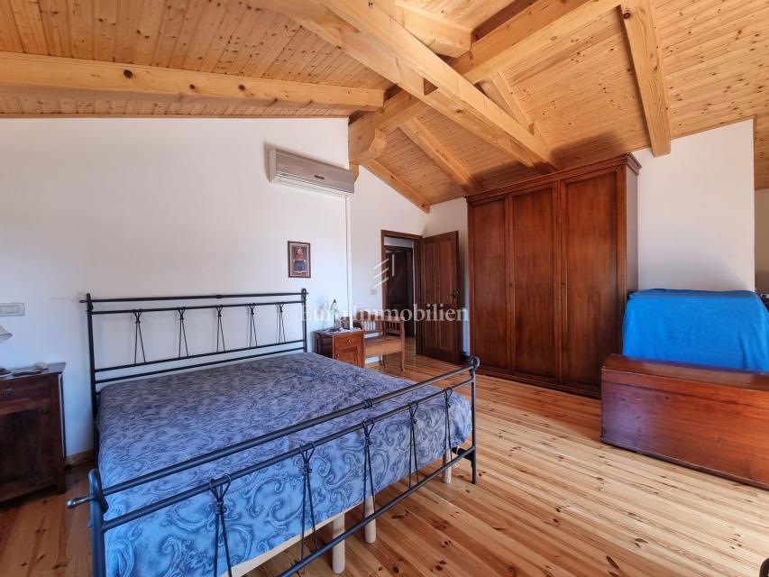 Parenzo, dintorni - proprietà con casa in pietra