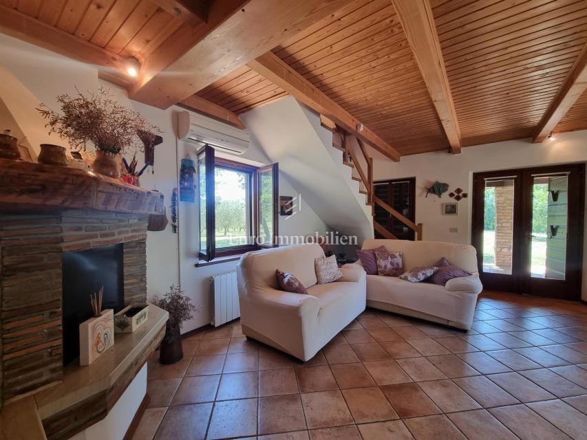 Parenzo, dintorni - proprietà con casa in pietra