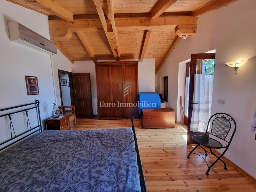 Parenzo, dintorni - proprietà con casa in pietra