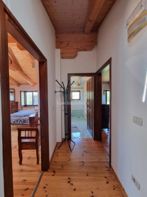 Parenzo, dintorni - proprietà con casa in pietra