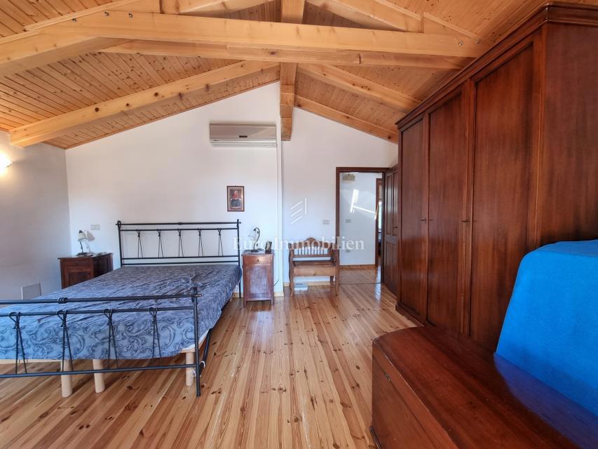 Parenzo, dintorni - proprietà con casa in pietra