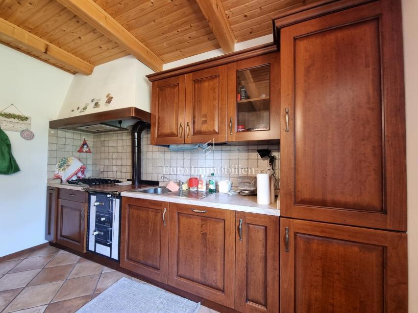 Parenzo, dintorni - proprietà con casa in pietra