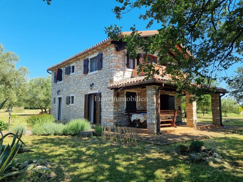 Parenzo, dintorni - proprietà con casa in pietra