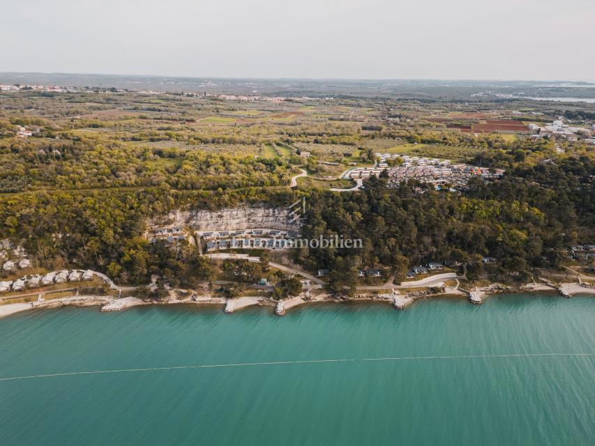 Parenzo, dintorni - proprietà con casa in pietra