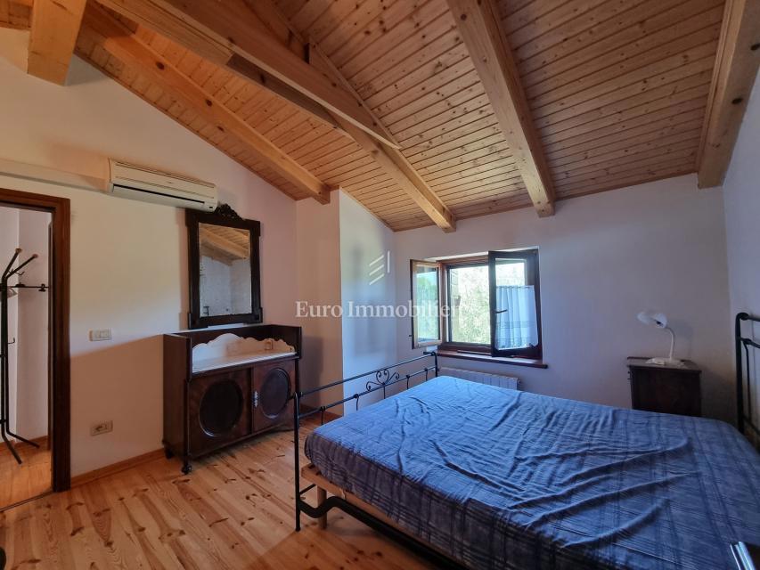 Parenzo, dintorni - proprietà con casa in pietra