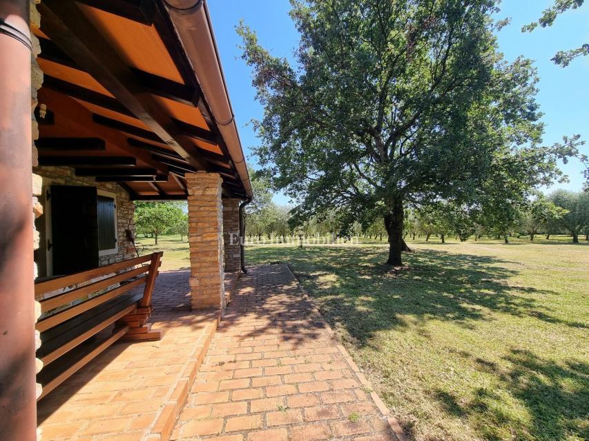 Parenzo, dintorni - proprietà con casa in pietra