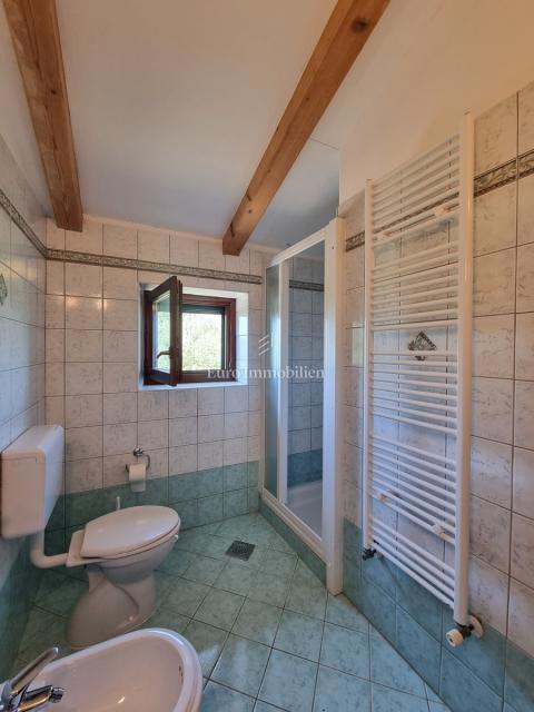 Parenzo, dintorni - proprietà con casa in pietra