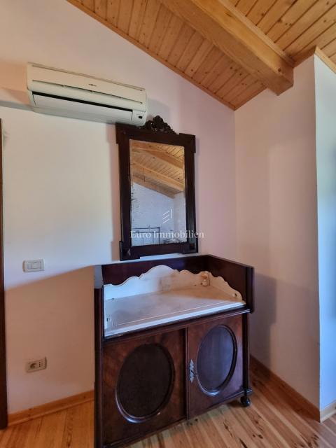 Parenzo, dintorni - proprietà con casa in pietra