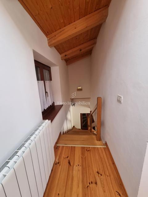 Parenzo, dintorni - proprietà con casa in pietra