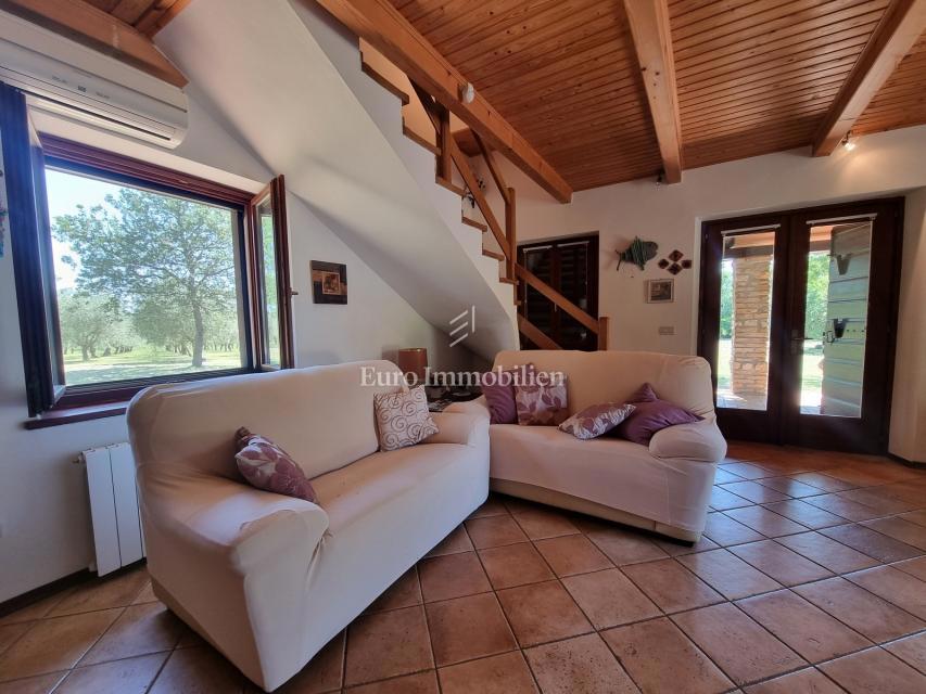 Parenzo, dintorni - proprietà con casa in pietra