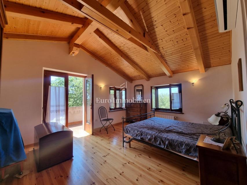 Parenzo, dintorni - proprietà con casa in pietra