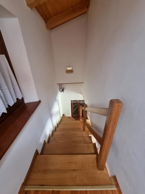 Parenzo, dintorni - proprietà con casa in pietra