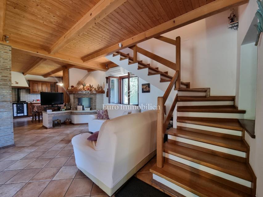 Parenzo, dintorni - proprietà con casa in pietra