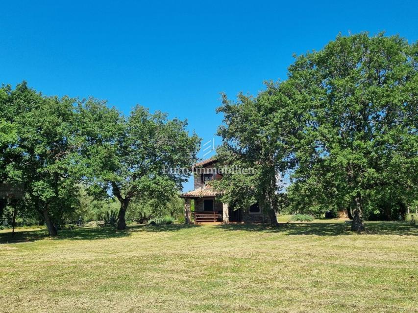 Parenzo, dintorni - proprietà con casa in pietra