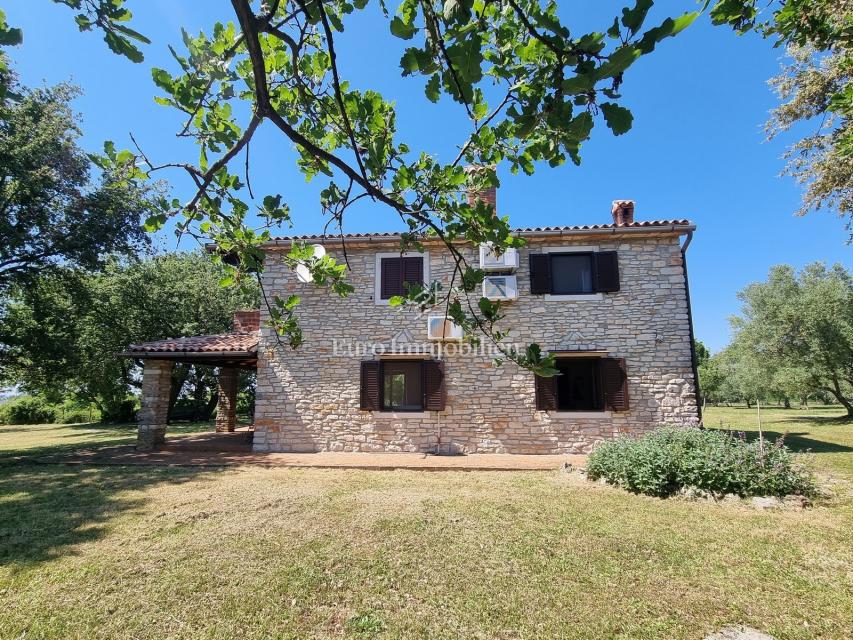 Parenzo, dintorni - proprietà con casa in pietra