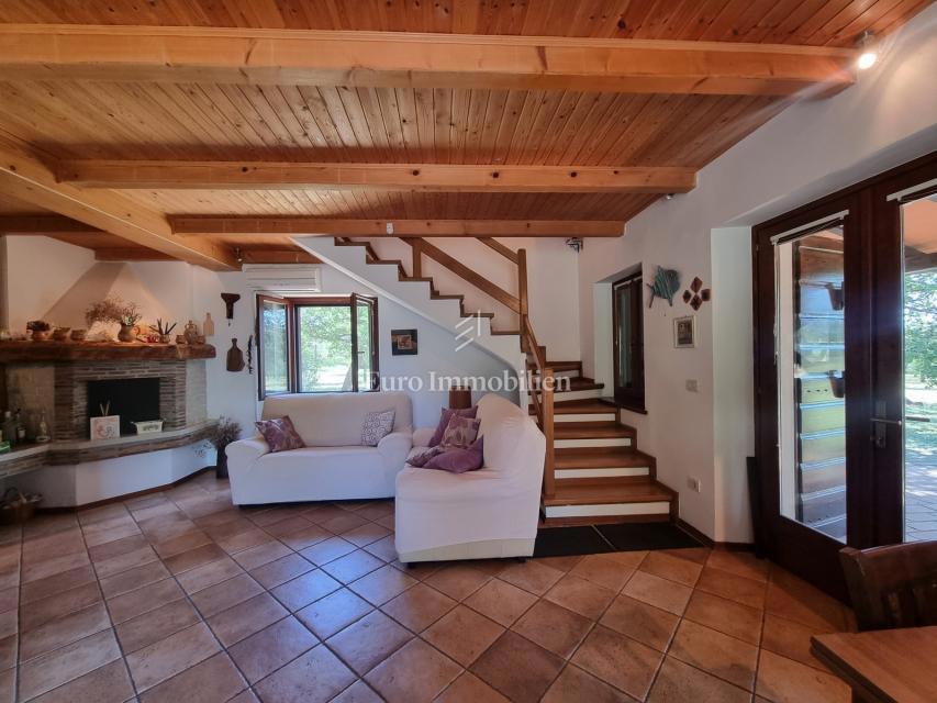 Parenzo, dintorni - proprietà con casa in pietra