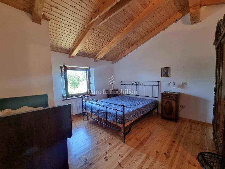 Parenzo, dintorni - proprietà con casa in pietra