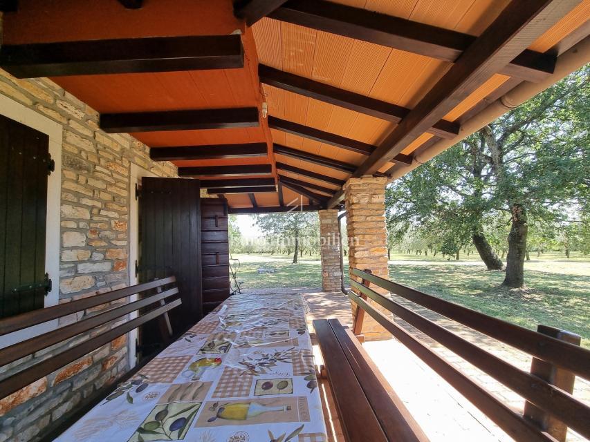 Parenzo, dintorni - proprietà con casa in pietra