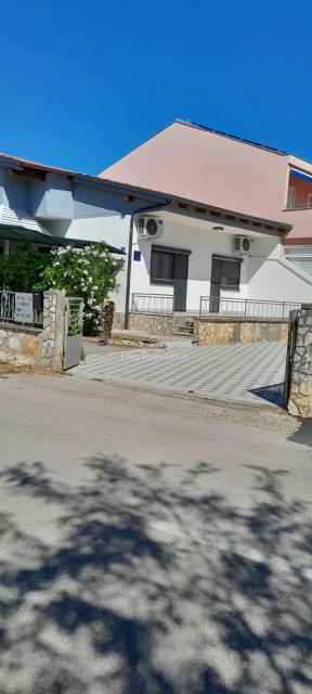 Vodice - casa con parcheggio in posizione eccellente