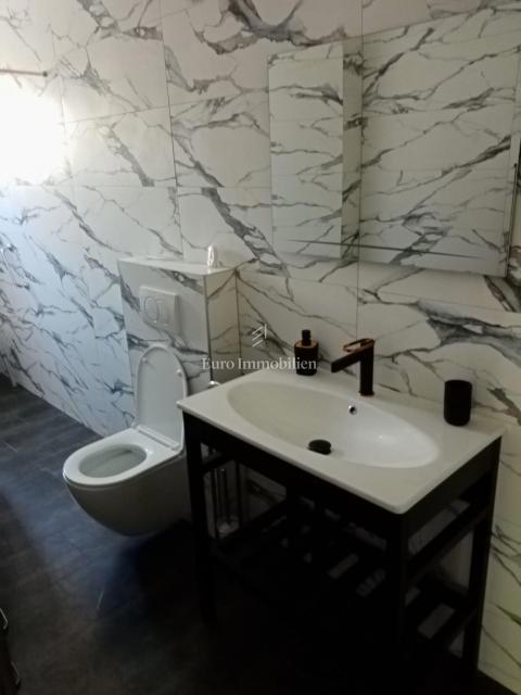 Vodice - casa con parcheggio in posizione eccellente