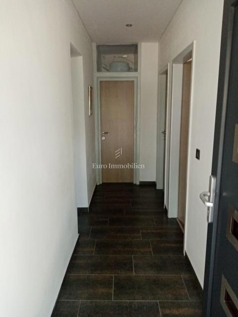 Vodice - casa con parcheggio in posizione eccellente