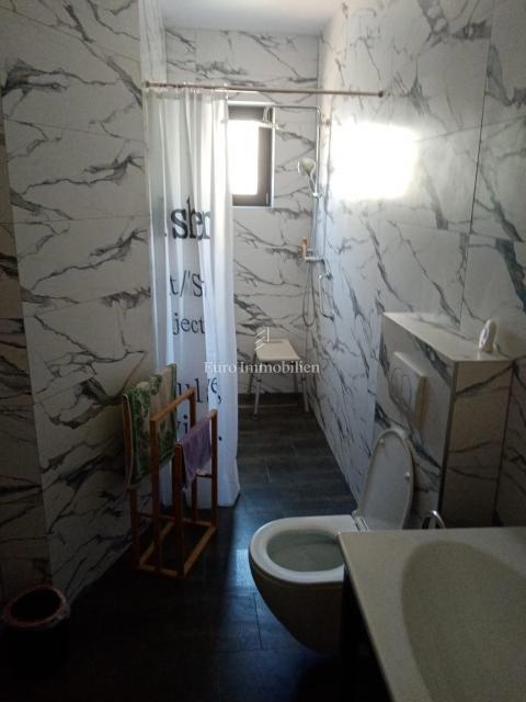 Vodice - casa con parcheggio in posizione eccellente