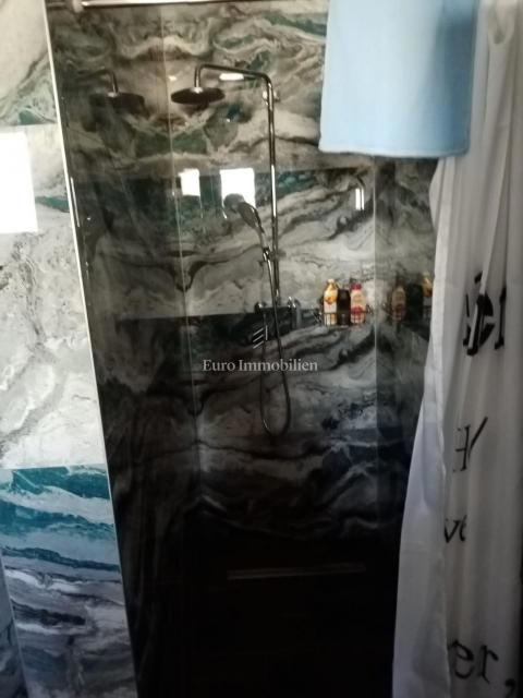 Vodice - casa con parcheggio in posizione eccellente