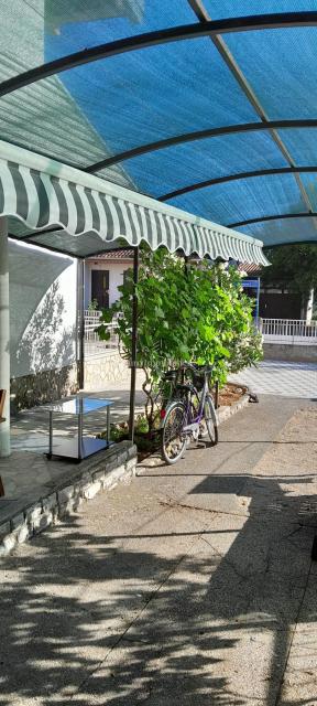 Vodice - casa con parcheggio in posizione eccellente