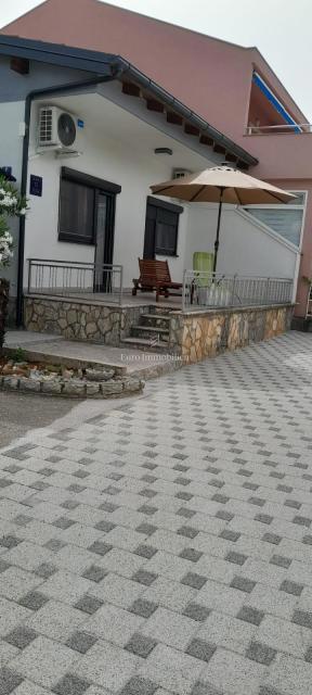 Vodice - casa con parcheggio in posizione eccellente