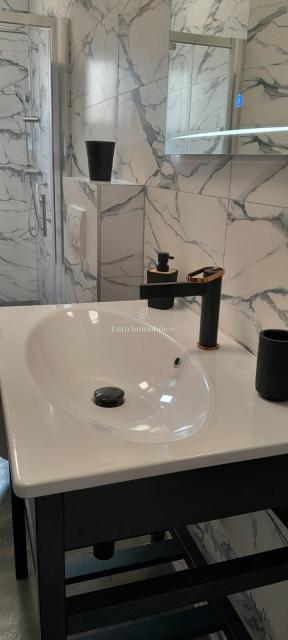 Vodice - casa con parcheggio in posizione eccellente