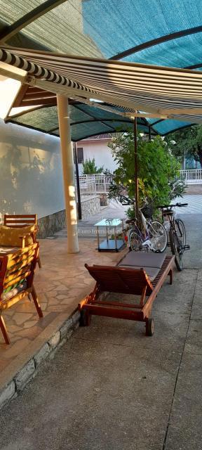 Vodice - casa con parcheggio in posizione eccellente