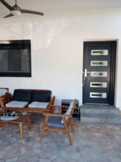 Vodice - casa con parcheggio in posizione eccellente