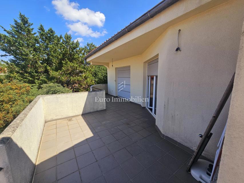 Casa con tre appartamenti vicino a Malinska, isola di Krk