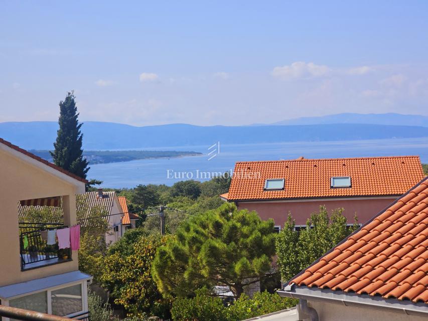 Casa con tre appartamenti vicino a Malinska, isola di Krk