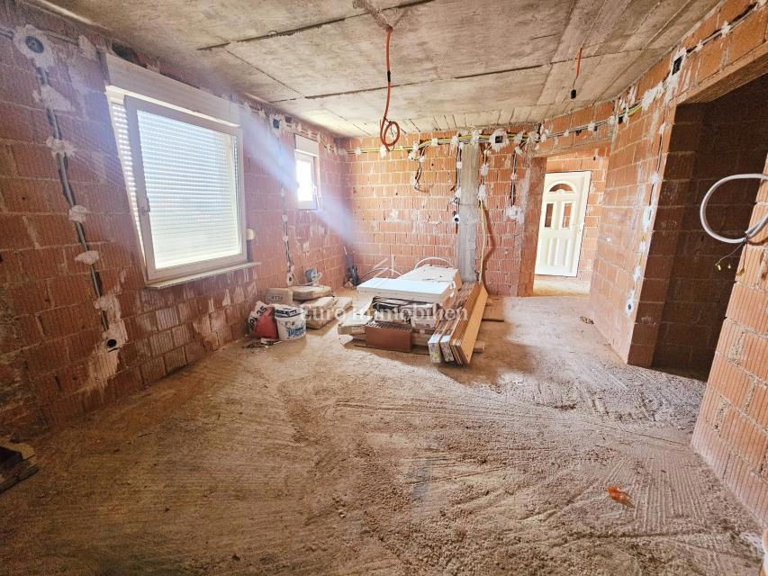 Casa con tre appartamenti vicino a Malinska, isola di Krk