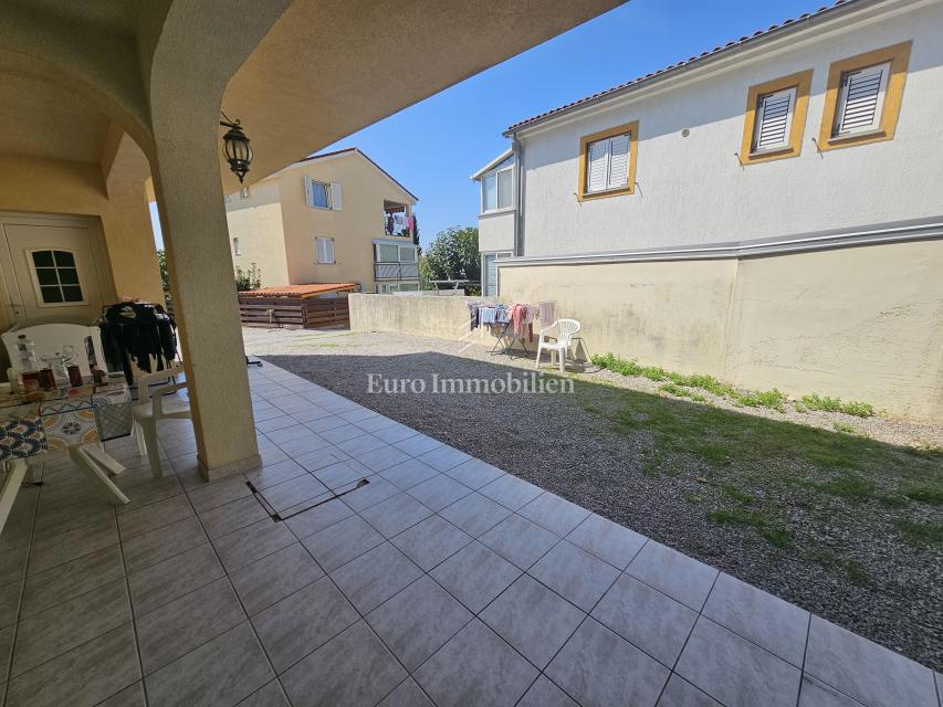 Casa con tre appartamenti vicino a Malinska, isola di Krk