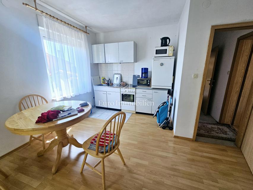 Casa con tre appartamenti vicino a Malinska, isola di Krk