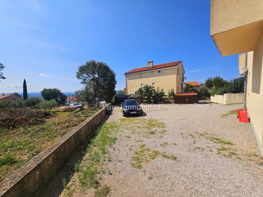 Casa con tre appartamenti vicino a Malinska, isola di Krk