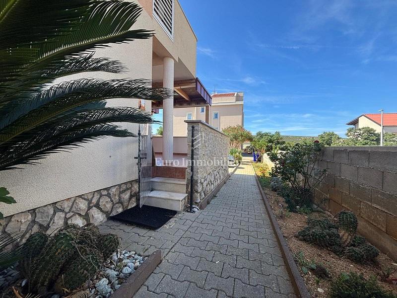 Stara Novalja – Appartamento al piano terra con terrazza