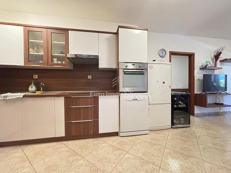 Stara Novalja – Appartamento al piano terra con terrazza