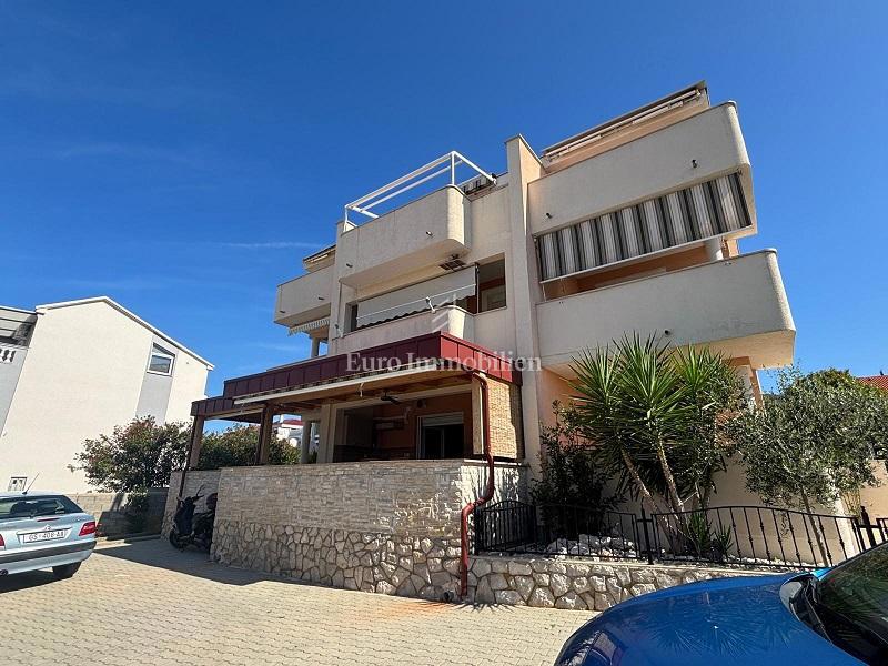 Stara Novalja – Appartamento al piano terra con terrazza