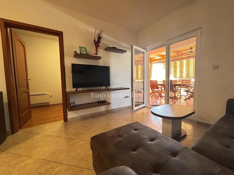 Stara Novalja – Appartamento al piano terra con terrazza